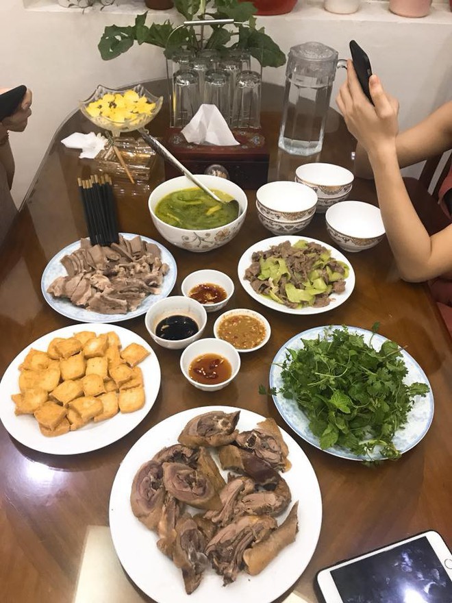 Đăng ảnh m&acirc;m cơm c&oacute; t&ocirc;m c&oacute; g&agrave; vẫn k&ecirc;u đơn giản, c&ocirc; vợ trẻ bị hội chị em nhảy v&agrave;o &yacute; kiến - Ảnh 3.