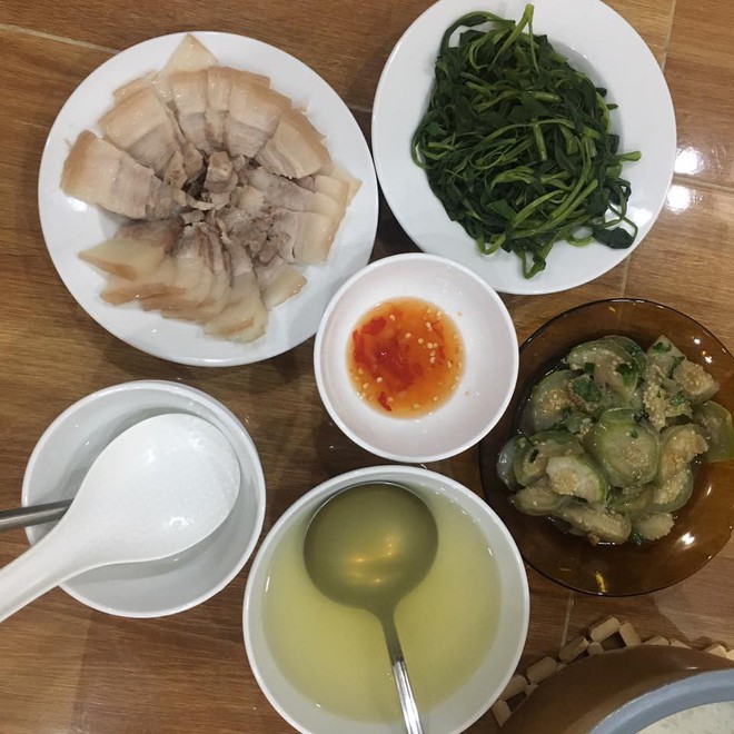Đăng ảnh m&acirc;m cơm c&oacute; t&ocirc;m c&oacute; g&agrave; vẫn k&ecirc;u đơn giản, c&ocirc; vợ trẻ bị hội chị em nhảy v&agrave;o &yacute; kiến - Ảnh 4.