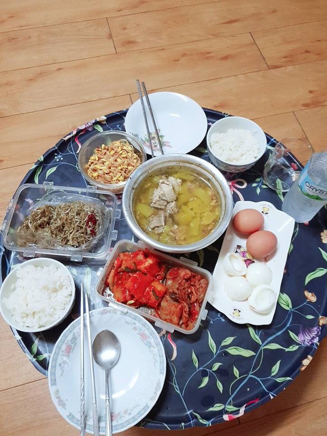 Đăng ảnh m&acirc;m cơm c&oacute; t&ocirc;m c&oacute; g&agrave; vẫn k&ecirc;u đơn giản, c&ocirc; vợ trẻ bị hội chị em nhảy v&agrave;o &yacute; kiến - Ảnh 5.