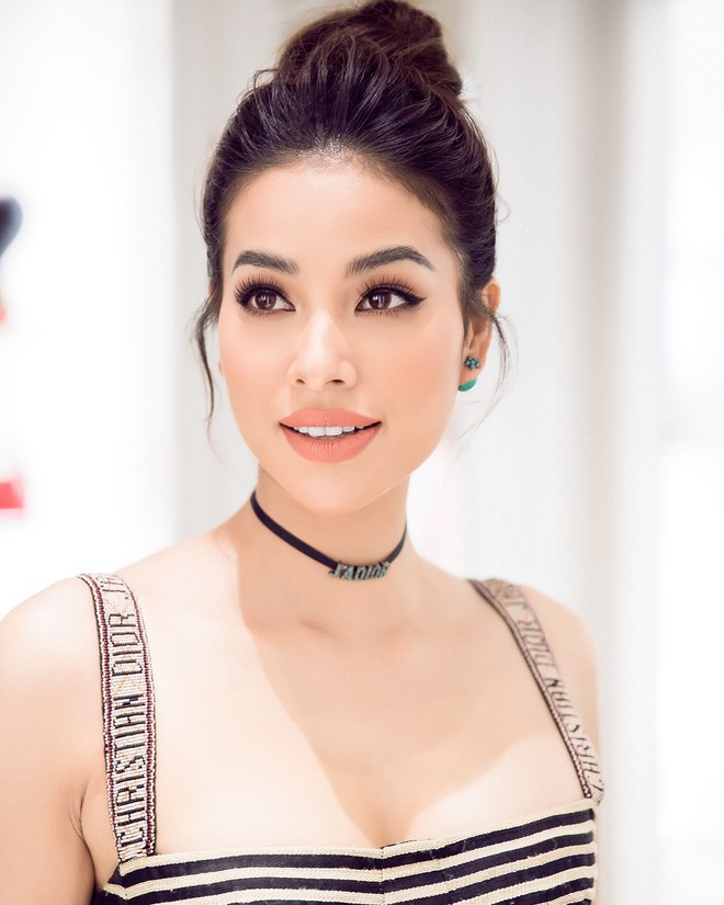 Xinh đẹp như Angela Baby cũng phải “nhường bước” trước Phạm Hương khi diện chung một mẫu váy - Ảnh 6. Xinh đẹp như Angela Baby cũng phải “nhường bước” trước Phạm Hương khi diện chung một mẫu váy - Ảnh 6.