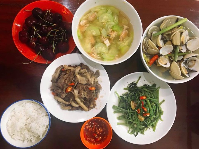 Đăng ảnh m&acirc;m cơm c&oacute; t&ocirc;m c&oacute; g&agrave; vẫn k&ecirc;u đơn giản, c&ocirc; vợ trẻ bị hội chị em nhảy v&agrave;o &yacute; kiến - Ảnh 6.