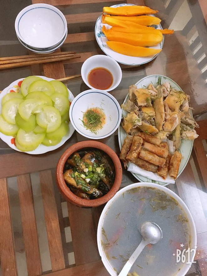 Đăng ảnh m&acirc;m cơm c&oacute; t&ocirc;m c&oacute; g&agrave; vẫn k&ecirc;u đơn giản, c&ocirc; vợ trẻ bị hội chị em nhảy v&agrave;o &yacute; kiến - Ảnh 7.
