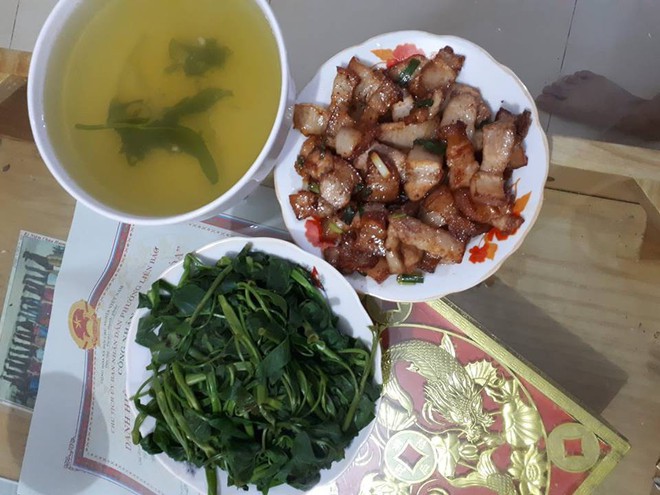 Đăng ảnh m&acirc;m cơm c&oacute; t&ocirc;m c&oacute; g&agrave; vẫn k&ecirc;u đơn giản, c&ocirc; vợ trẻ bị hội chị em nhảy v&agrave;o &yacute; kiến - Ảnh 8.