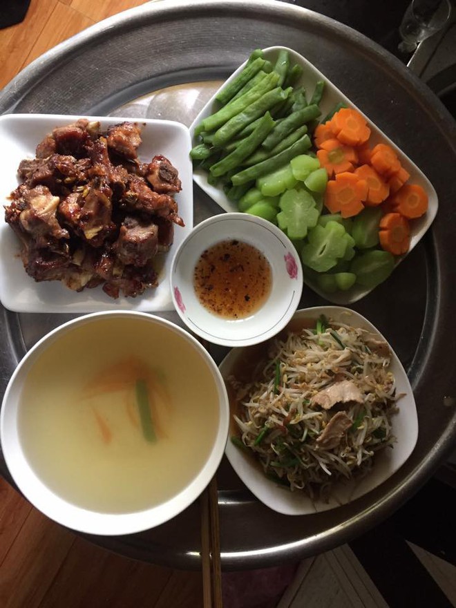Đăng ảnh m&acirc;m cơm c&oacute; t&ocirc;m c&oacute; g&agrave; vẫn k&ecirc;u đơn giản, c&ocirc; vợ trẻ bị hội chị em nhảy v&agrave;o &yacute; kiến - Ảnh 9.