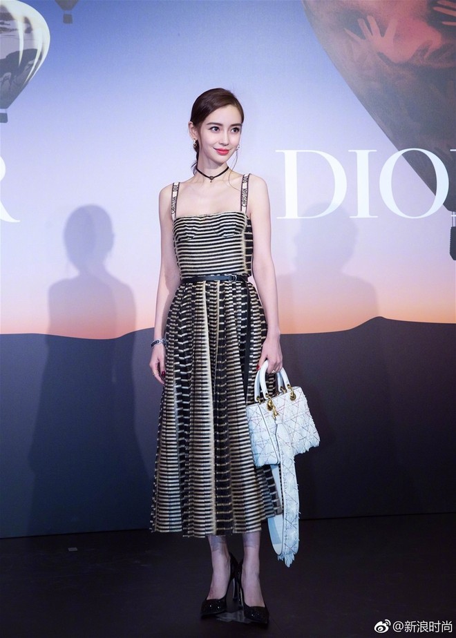 Xinh đẹp như Angela Baby cũng phải &ldquo;nhường bước&rdquo; trước Phạm Hương khi diện chung một mẫu v&aacute;y - Ảnh 10.