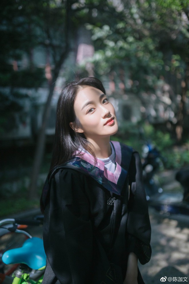 Ngắm d&agrave;n nữ sinh xinh xắn n&agrave;y bạn sẽ hiểu v&igrave; sao đời người ai cũng n&ecirc;n 1 lần kho&aacute;c tấm &aacute;o cử nh&acirc;n - Ảnh 5.