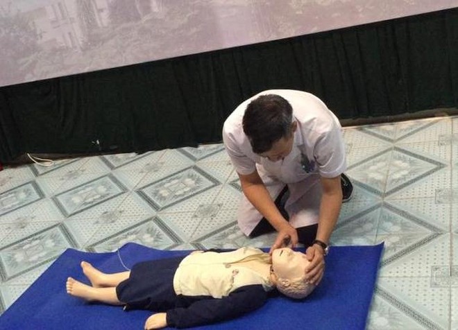 B&eacute; trai 2 tuổi sống thực vật v&igrave; h&oacute;c hạt nh&atilde;n nhưng gia đ&igrave;nh kh&ocirc;ng biết c&aacute;ch xử l&yacute; - Ảnh 1.