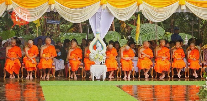 Các thành viên đội bóng Thái Lan xuống tóc vào chùa tu tập và tưởng niệm người thợ lặn đã mất - Ảnh 2.
