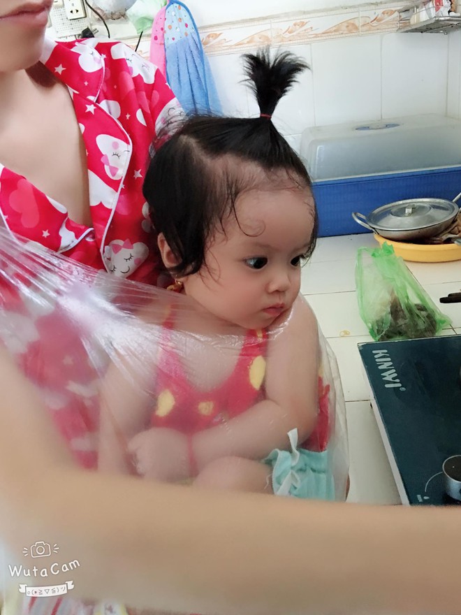 Mẹ địu con lủng lẳng trước ngực bằng t&uacute;i nilon để rửa b&aacute;t, 10 người th&igrave; 9 thấy nguy hiểm nhưng sự thật th&igrave; kh&aacute;c - Ảnh 3.