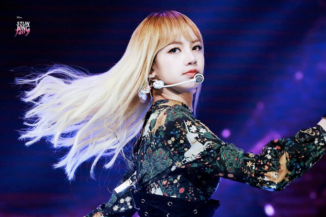 Không phải vô duyên vô cớ mà Lisa (Black Pink) luôn để tóc mái, chuyện gì cũng có lí do của nó cả - Ảnh 1.