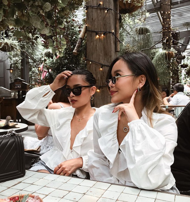 Mặc m&agrave;u trắng sang chảnh, c&aacute; t&iacute;nh nhờ c&aacute;ch mix đẹp mỹ m&atilde;n từ cặp chị em blogger gốc Việt - Ảnh 1.