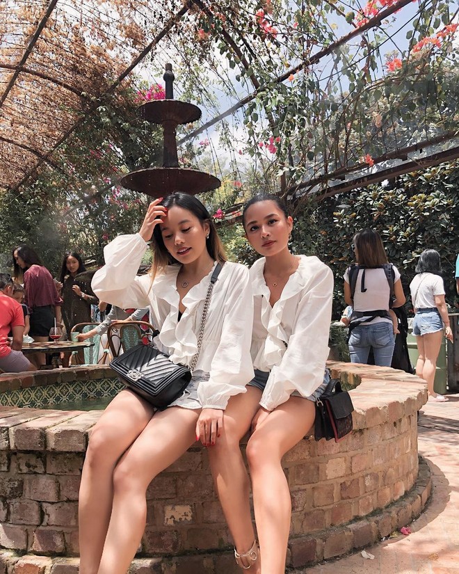 Mặc m&agrave;u trắng sang chảnh, c&aacute; t&iacute;nh nhờ c&aacute;ch mix đẹp mỹ m&atilde;n từ cặp chị em blogger gốc Việt - Ảnh 2.