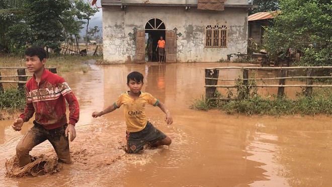 Vỡ đập thủy điện ở Lào: Mọi thứ ngập ngụa trong bùn, trẻ em lem luốc đói lả nhận cứu trợ - Ảnh 2.