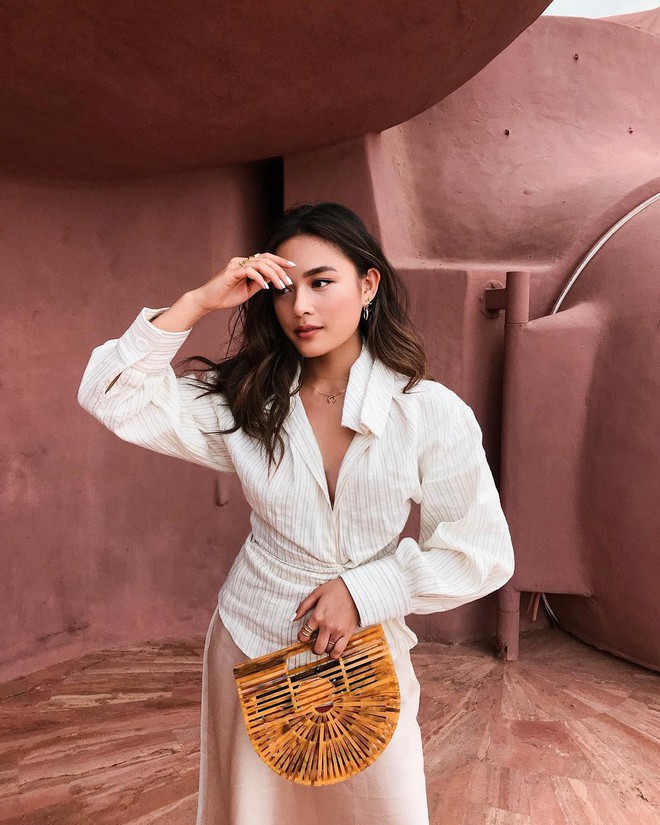 Mặc m&agrave;u trắng sang chảnh, c&aacute; t&iacute;nh nhờ c&aacute;ch mix đẹp mỹ m&atilde;n từ cặp chị em blogger gốc Việt - Ảnh 14.