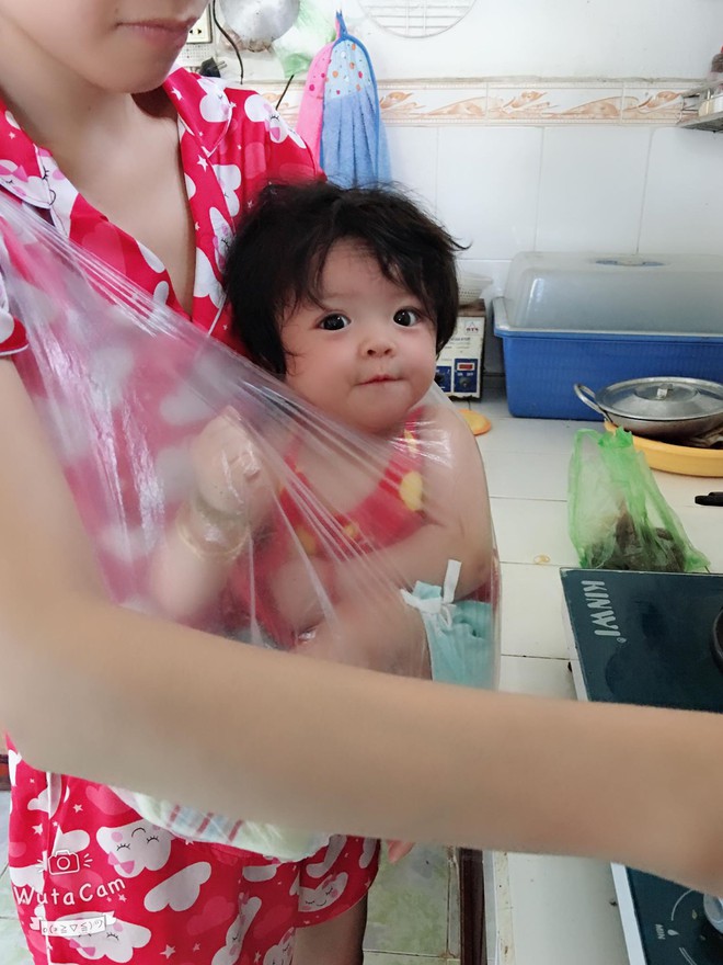 Mẹ địu con lủng lẳng trước ngực bằng t&uacute;i nilon để rửa b&aacute;t, 10 người th&igrave; 9 thấy nguy hiểm nhưng sự thật th&igrave; kh&aacute;c - Ảnh 4.