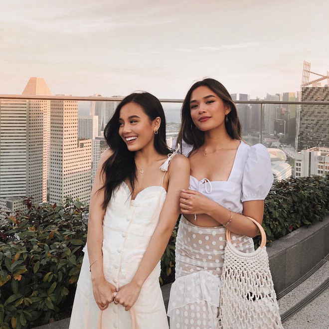 Mặc m&agrave;u trắng sang chảnh, c&aacute; t&iacute;nh nhờ c&aacute;ch mix đẹp mỹ m&atilde;n từ cặp chị em blogger gốc Việt - Ảnh 3.