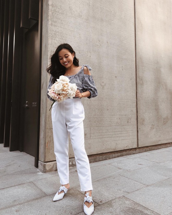 Mặc màu trắng sang chảnh, cá tính nhờ cách mix đẹp mỹ mãn từ cặp chị em blogger gốc Việt - Ảnh 23.