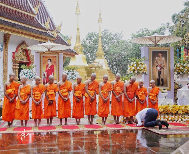 Các thành viên đội bóng Thái Lan xuống tóc vào chùa tu tập và tưởng niệm người thợ lặn đã mất - Ảnh 5.