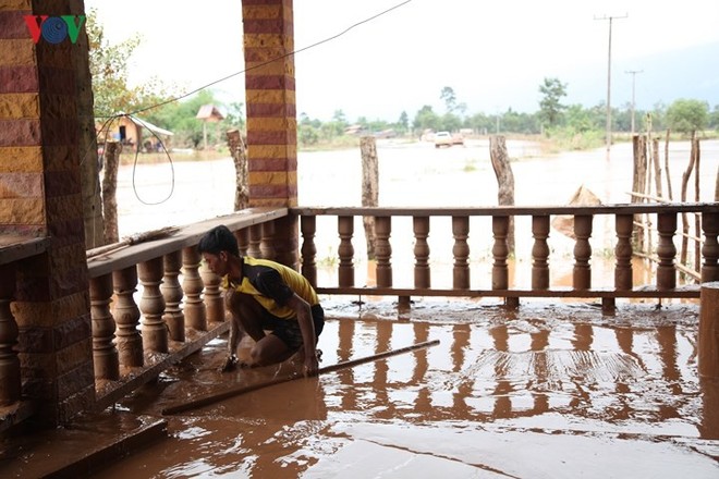 Hình ảnh: Bùn ngập vùng lũ sau sự cố vỡ đập thuỷ điện ở Lào - Ảnh 4.