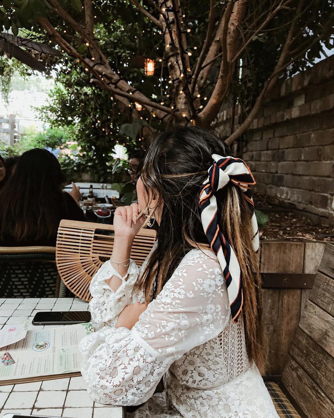 Mặc màu trắng sang chảnh, cá tính nhờ cách mix đẹp mỹ mãn từ cặp chị em blogger gốc Việt - Ảnh 10.