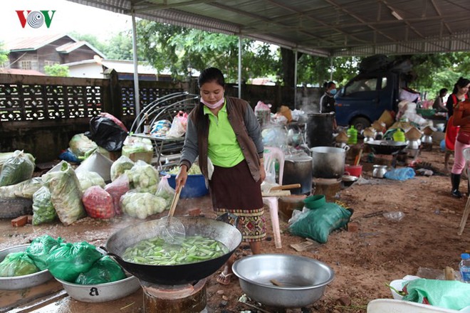 Hình ảnh: Bùn ngập vùng lũ sau sự cố vỡ đập thuỷ điện ở Lào - Ảnh 10.