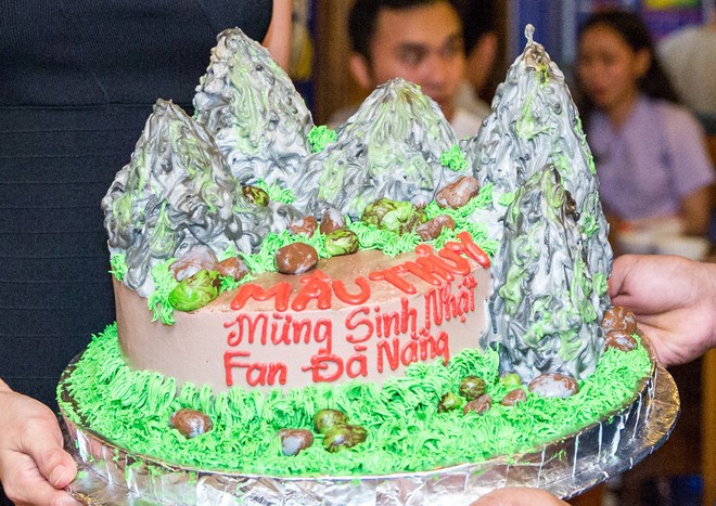Fan Đ&agrave; Nẵng cho&aacute;ng v&aacute;ng&rdquo; khi bất ngờ nhận qu&agrave; sinh nhật của M&acirc;u Thủy - Ảnh 3.