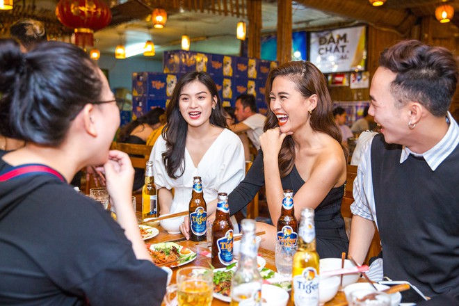 Fan Đ&agrave; Nẵng cho&aacute;ng v&aacute;ng&rdquo; khi bất ngờ nhận qu&agrave; sinh nhật của M&acirc;u Thủy - Ảnh 4.