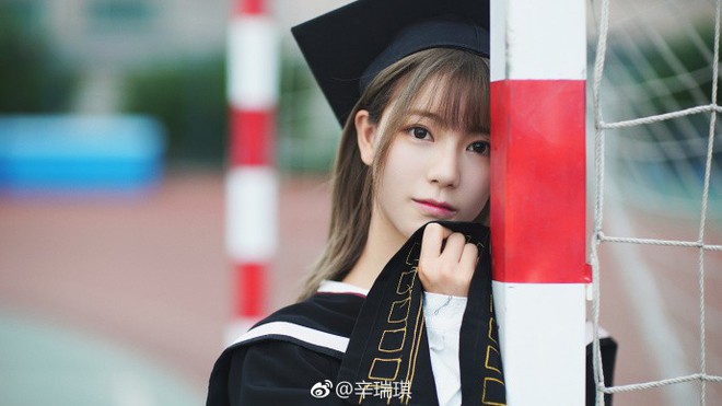 Ngắm d&agrave;n nữ sinh xinh xắn n&agrave;y bạn sẽ hiểu v&igrave; sao đời người ai cũng n&ecirc;n 1 lần kho&aacute;c tấm &aacute;o cử nh&acirc;n - Ảnh 8.