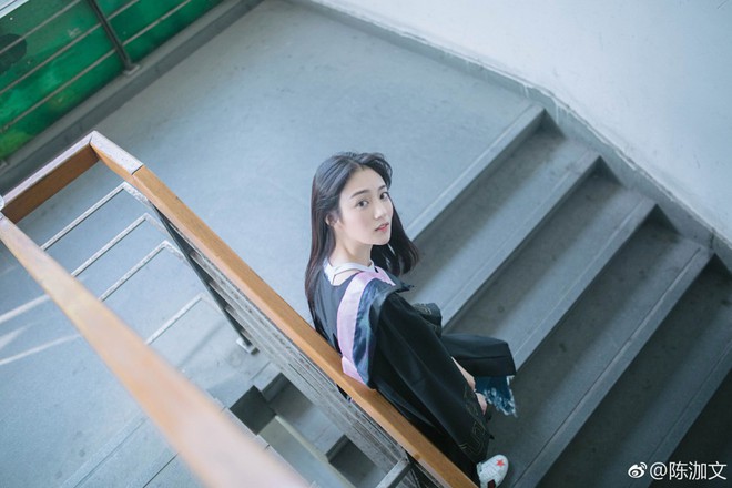 Ngắm d&agrave;n nữ sinh xinh xắn n&agrave;y bạn sẽ hiểu v&igrave; sao đời người ai cũng n&ecirc;n 1 lần kho&aacute;c tấm &aacute;o cử nh&acirc;n - Ảnh 12.