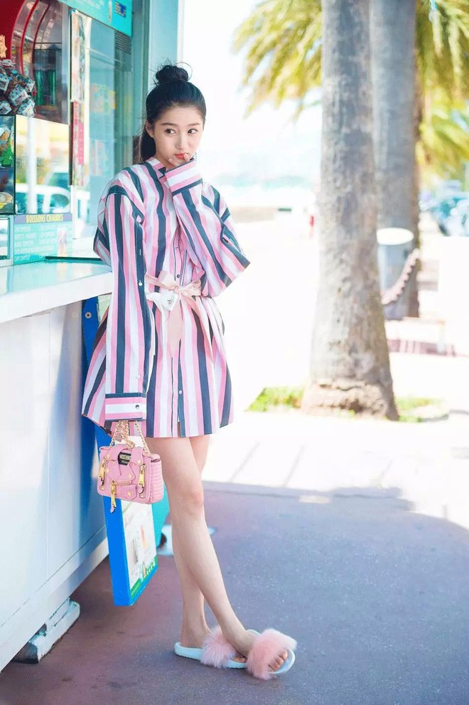Kh&ocirc;ng chỉ Angela Baby, đ&ocirc;i d&eacute;p đ&iacute;nh l&ocirc;ng &ldquo;nặng nề&rdquo; n&agrave;y vẫn được Ngh&ecirc; Ni, Quan Hiểu Đồng v&agrave; nhiều sao Hoa ngữ thi nhau diện - Ảnh 6.