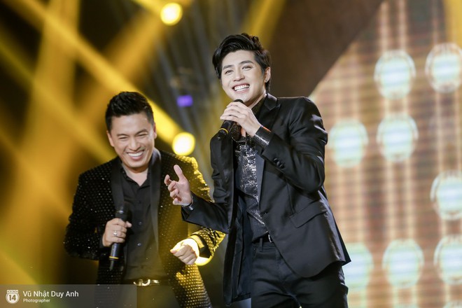 Lần đầu song ca đổi hit, Lam Trường - Noo Phước Thịnh cười trừ v&igrave; qu&ecirc;n lời ca kh&uacute;c Chạm khẽ tim anh một ch&uacute;t th&ocirc;i - Ảnh 2.