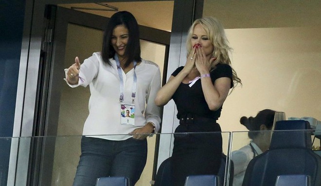 Pamela Anderson sắp kết hôn với nhà vô địch World Cup 2018 kém tới 19 tuổi - Ảnh 2.