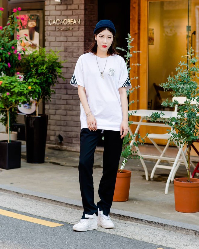 Chơi street style đỉnh như giới trẻ Hàn: diện toàn item đơn giản, thoải mái nhưng vẫn cool không để đâu cho hết - Ảnh 2.