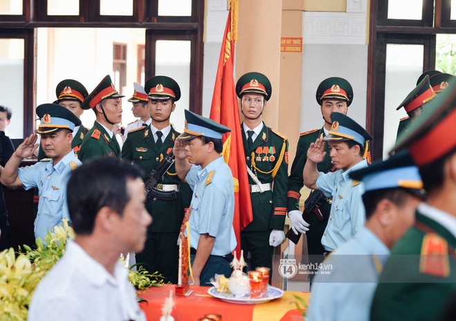 Lễ tang 2 phi công hi sinh trong vụ rơi máy bay Su-22: 10 ngày sau khi về giỗ bố, anh Trí hi sinh! - Ảnh 5.