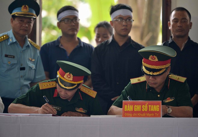 Xúc động lễ viếng 2 phi công hi sinh trong vụ rơi máy bay Su-22 tại Nghệ An - Ảnh 8.