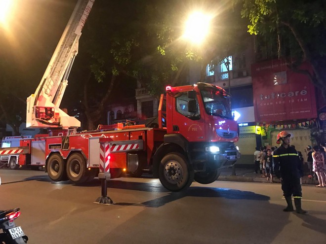 Cửa h&agrave;ng quần &aacute;o tr&ecirc;n phố H&agrave; Nội bốc ch&aacute;y, cả gia đ&igrave;nh được đưa xuống bằng xe thang - Ảnh 1.