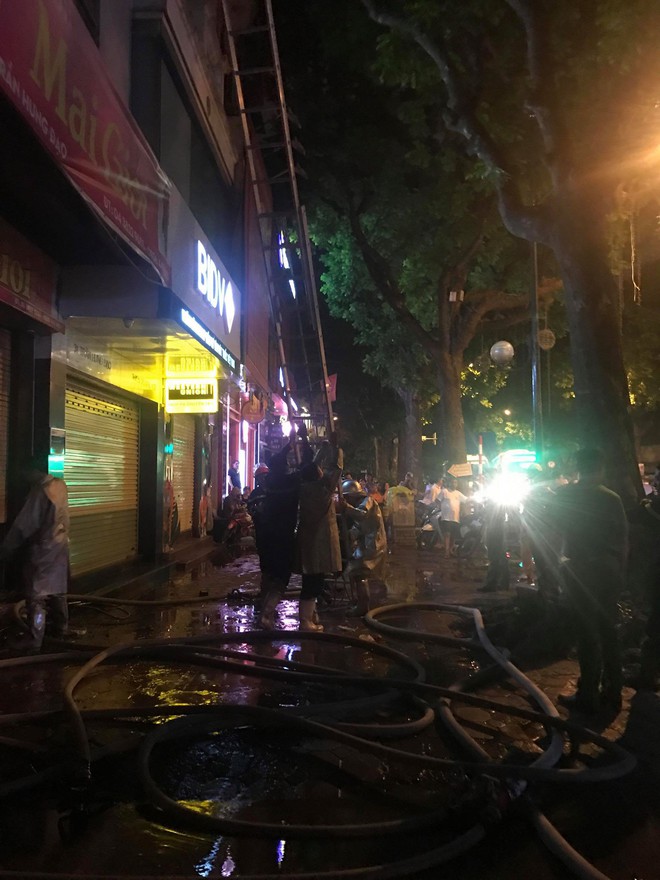 Cửa hàng quần áo trên phố Hà Nội bốc cháy, cả gia đình được đưa xuống bằng xe thang - Ảnh 5.