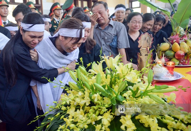 Lễ tang 2 phi công hi sinh trong vụ rơi máy bay Su-22: 10 ngày sau khi về giỗ bố, anh Trí hi sinh! - Ảnh 8.