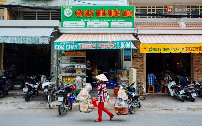 Giàu như anh bán chuối chiên Sài Gòn: Mở quán cơm 5k cho người thu nhập chưa cao, 5 năm đắt hàng - Ảnh 2.