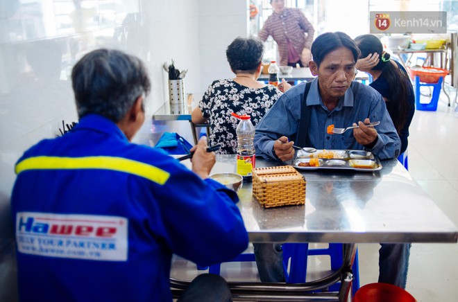 Gi&agrave;u như anh b&aacute;n chuối chi&ecirc;n S&agrave;i G&ograve;n: Mở qu&aacute;n cơm 5k cho người thu nhập chưa cao, 5 năm đắt h&agrave;ng - Ảnh 4.
