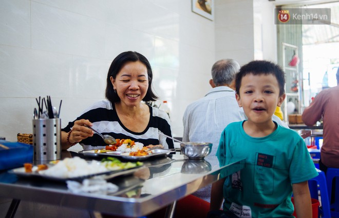 &quot;Giàu&quot; như anh bán chuối chiên Sài Gòn: Mở quán cơm 5k cho người thu nhập &quot;chưa cao&quot;, 5 năm đắt hàng - Ảnh 5.