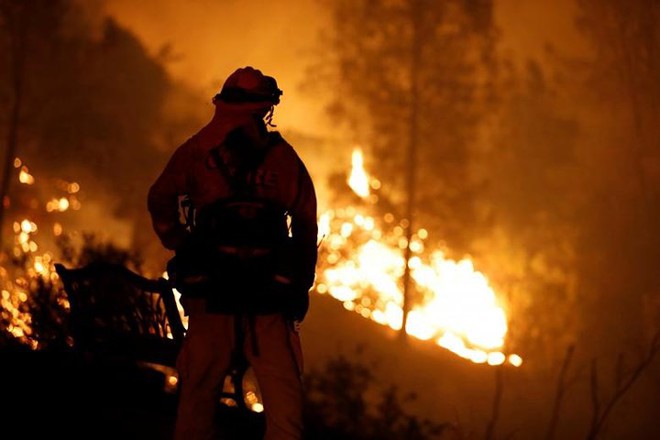 Hãi hùng cảnh tượng cháy rừng dữ dội “bủa vây” bang California, Mỹ - Ảnh 1.