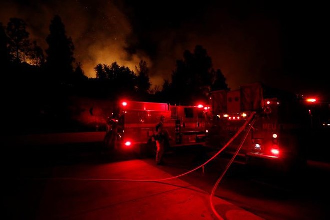 Hãi hùng cảnh tượng cháy rừng dữ dội “bủa vây” bang California, Mỹ - Ảnh 2.