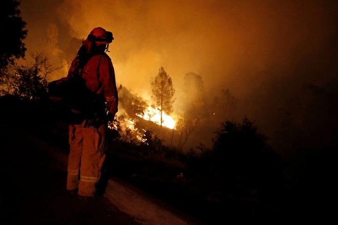 Hãi hùng cảnh tượng cháy rừng dữ dội “bủa vây” bang California, Mỹ - Ảnh 7.