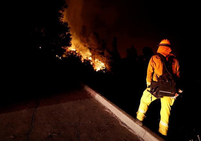 Hãi hùng cảnh tượng cháy rừng dữ dội “bủa vây” bang California, Mỹ - Ảnh 10.