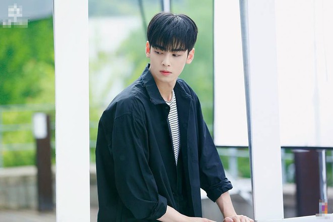 Xuất hiện nam thần Kpop g&acirc;y sốt 1000 độ v&igrave;: Thường ng&agrave;y th&igrave; qu&aacute; đẹp, để mặt mộc 100% c&ograve;n bất ngờ hơn - Ảnh 1.
