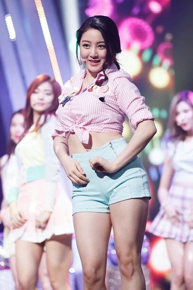 Chuyện chẳng ai ngờ: Th&agrave;nh vi&ecirc;n từng k&eacute;m sắc nhất TWICE nay lại đẹp v&agrave; sexy như T&acirc;y, vượt mặt mỹ nh&acirc;n c&ugrave;ng nh&oacute;m - Ảnh 2.