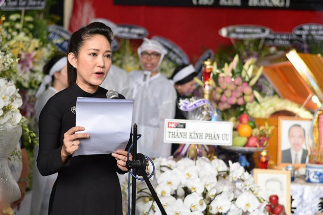 Vợ NSƯT Thanh Hoàng nghẹn ngào nước mắt trong giờ phút tiễn chồng về nơi an nghỉ - Ảnh 3.