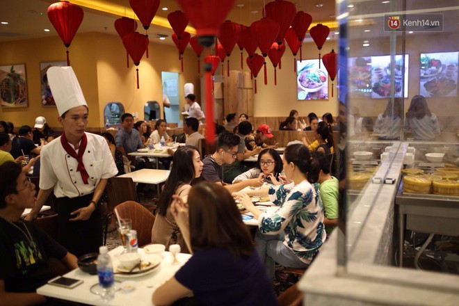 Lượng người Sài Gòn đổ về Landmark 81 ngày cuối tuần tăng đột biến, nhiều khu vực chật kín khách - Ảnh 4.