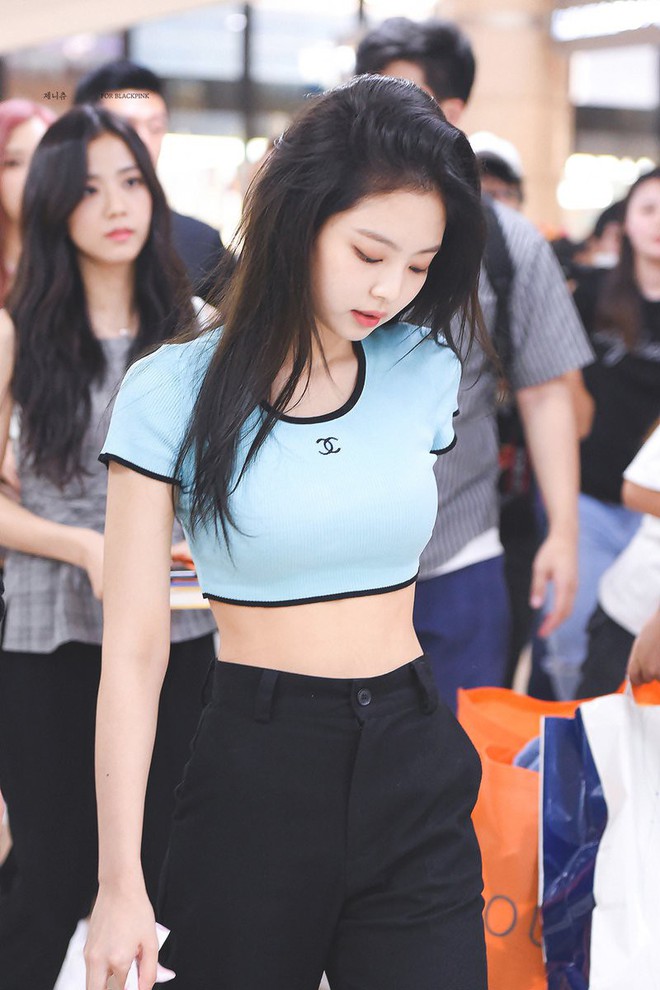 Nhìn Jennie Kim sành điệu ngút trời, chẳng ai ngờ rằng chiếc áo cô diện là đồ cổ đã hơn 20 năm tuổi - Ảnh 4.